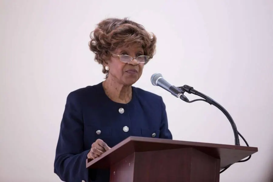 Mamie Thompson, directrice du développement et du financement d'AIM, s'exprimant à un pupitre